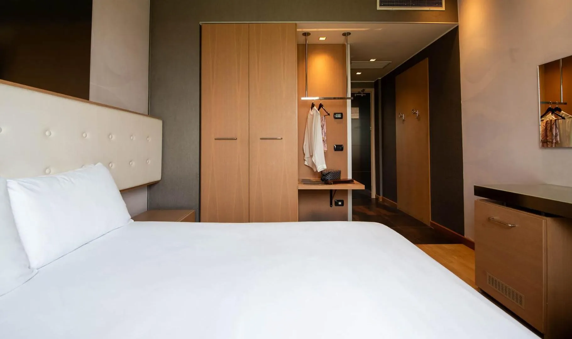 Axolute Comfort Hotel Como Cantù 4*,  איטליה