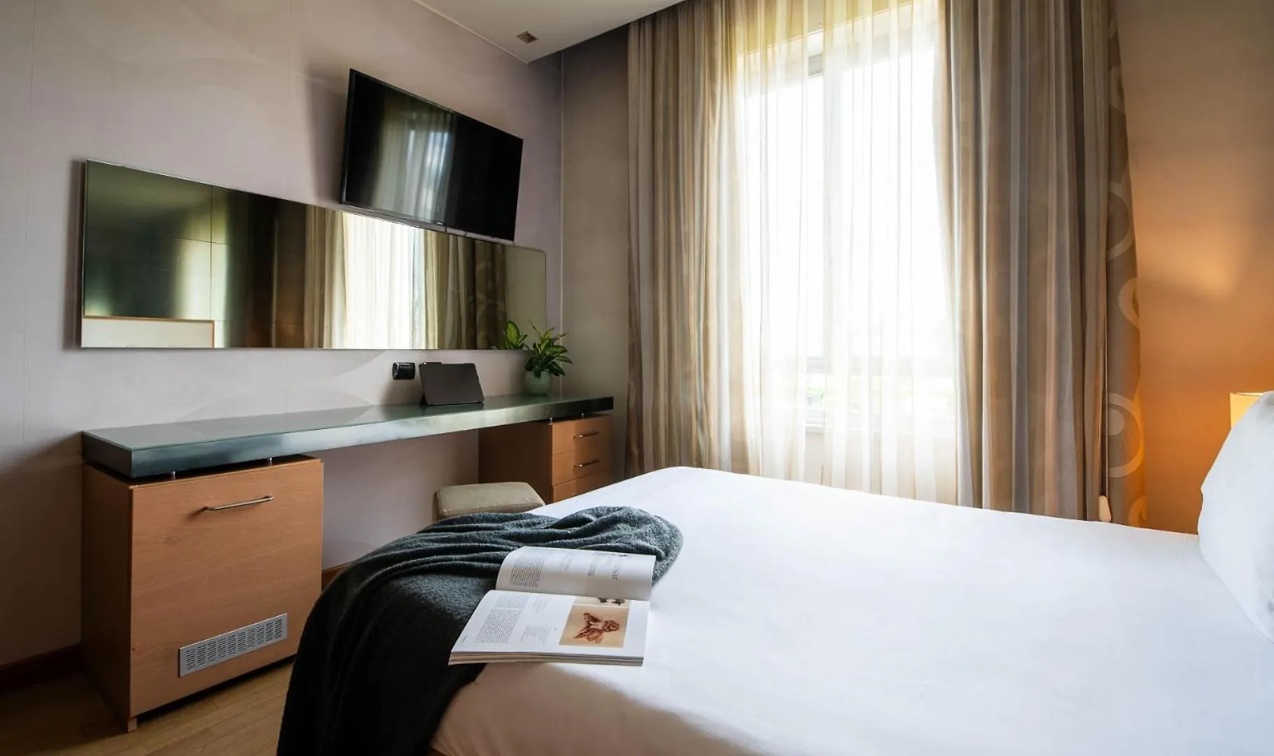 Axolute Comfort Hotel Como Cantù 4*,